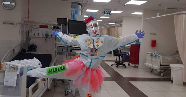 Read more about the article TO CHEER UP COVID-19 PATIENTS, SZ SENDS IN THE CLOWNS